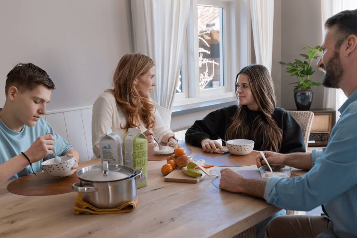 Gezin aan tafel tijdens het diner