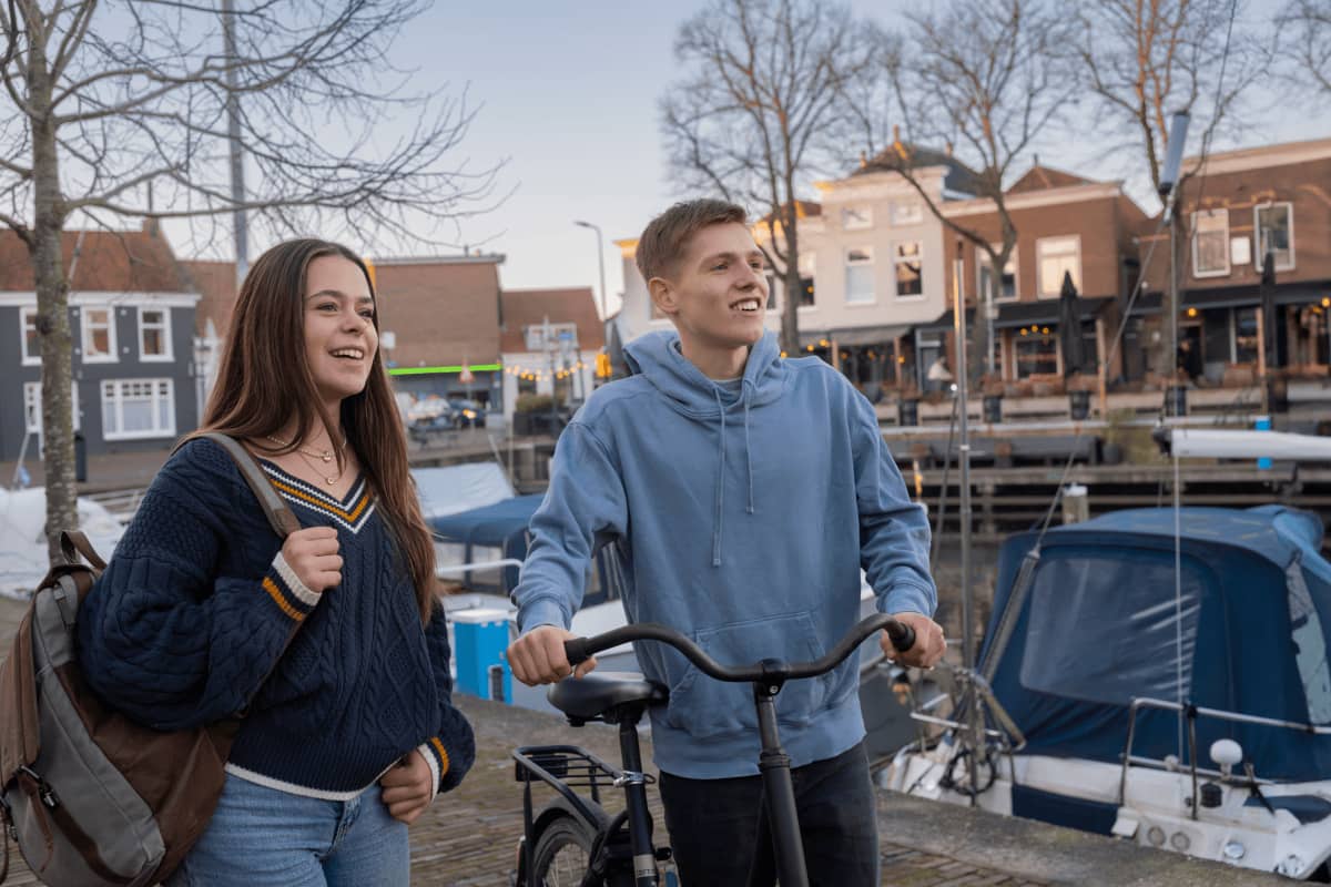 Jongen en meisje lachend bij de haven te Middelharnis