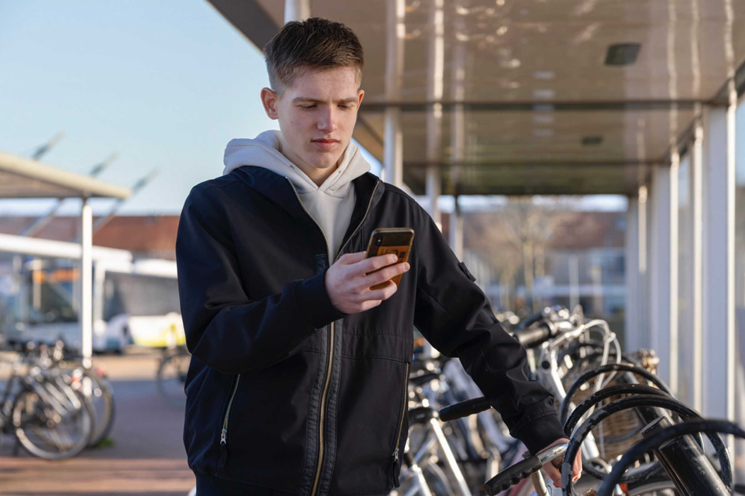 Jongen kijkend naar mobiele telefoon