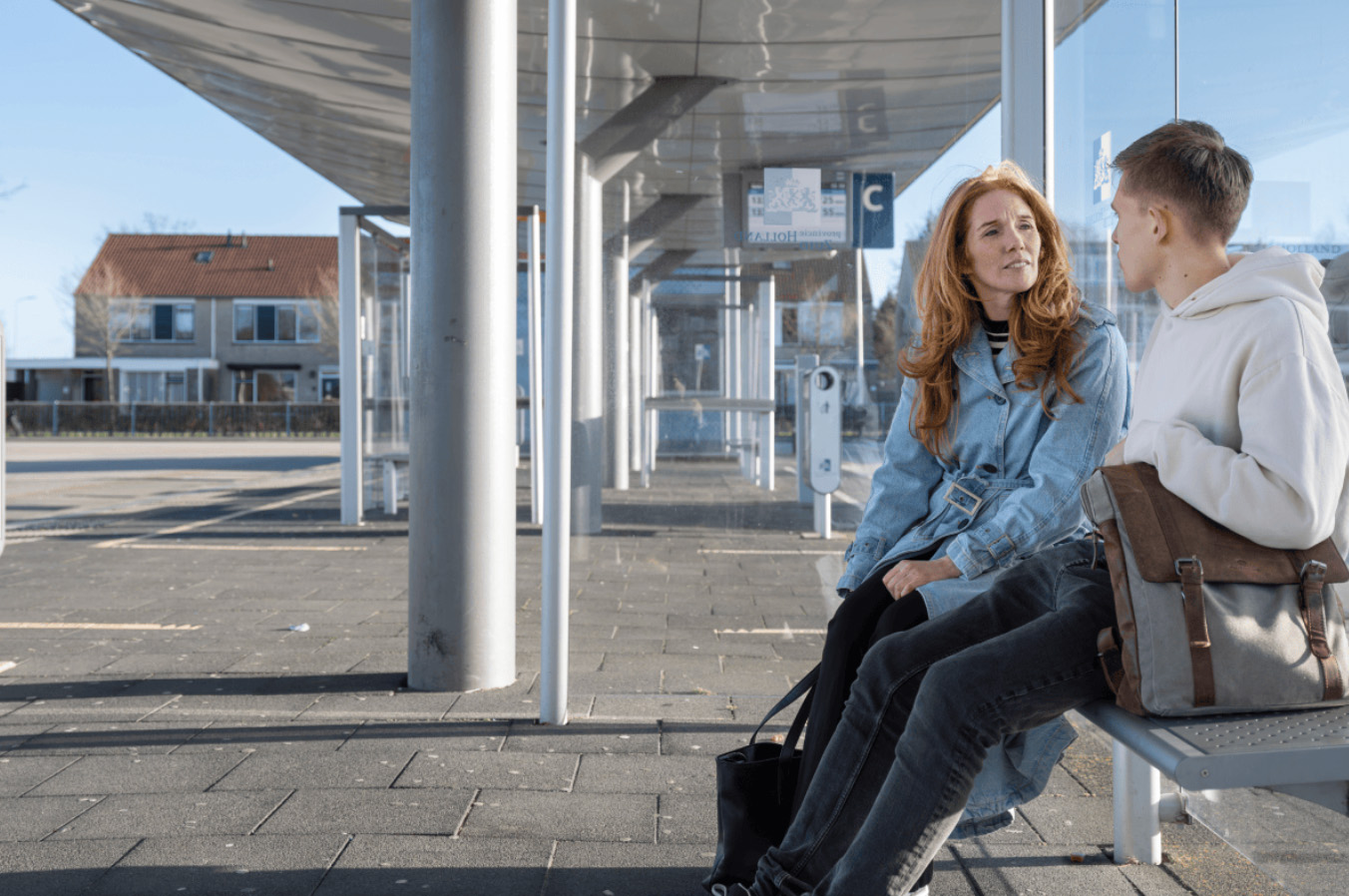 Moeder en zoon op Oude-Tonge busstation